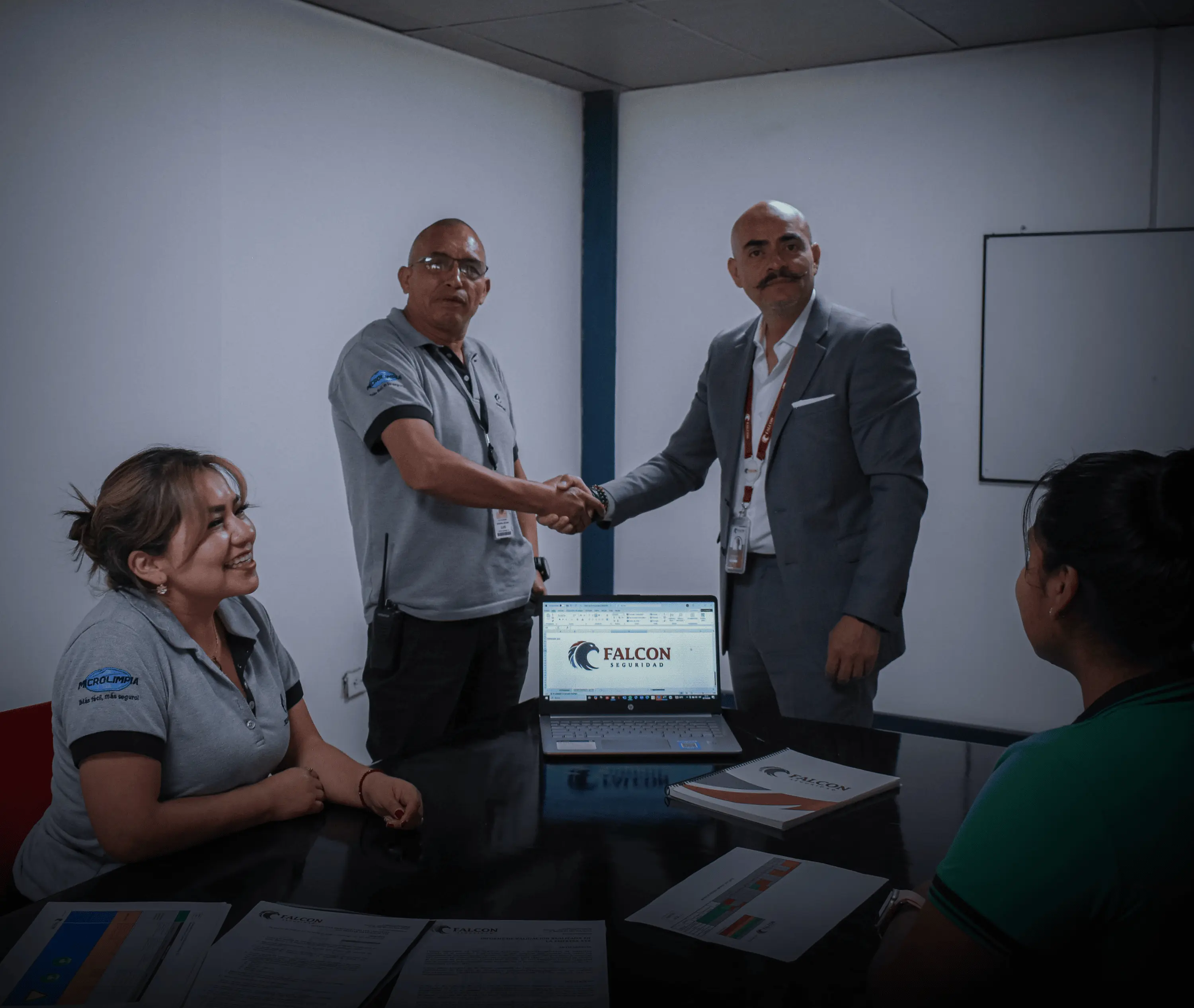 Trabaja con nosotros